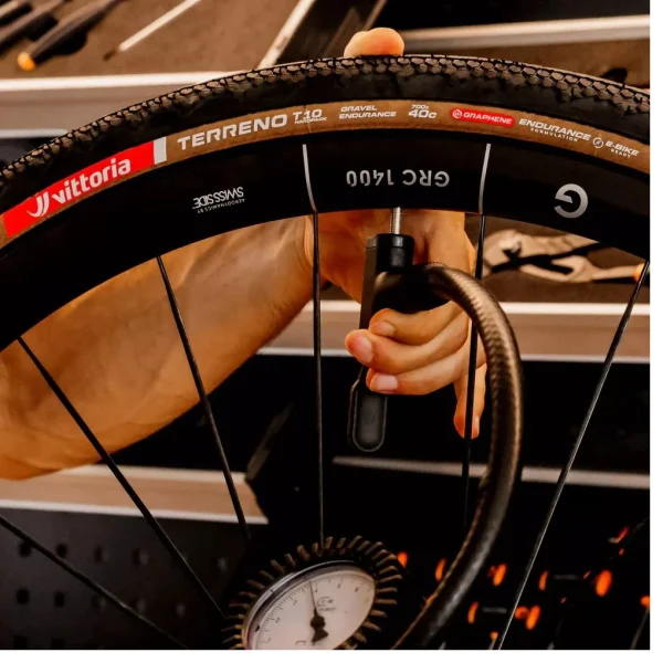 Cubierta Gravel. Terreno T10 hardpack 700x40 TLR Plegable HOOKLESS Marrón